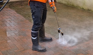 Cleaning block paving using a rotating pressure washer